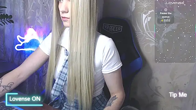 Snapshot of Shiny_Victoria chatting on 06/14/26, 08:16 Shiny Victoria online show from 06/14/26, 08:16