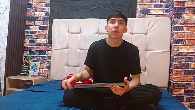 Snapshot of massimoferrera303av chatting on 02/19/26, 06:48 massimoferrera303av online show from 02/19/26, 06:48