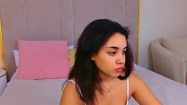 Snapshot of Luna_Cortier chatting on 05/17/26, 05:16 Luna Cortier online show from 05/17/26, 05:16
