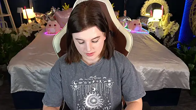 Snapshot of KristiFoxy chatting on 06/14/26, 12:29 KristiFoxy online show from 06/14/26, 12:29