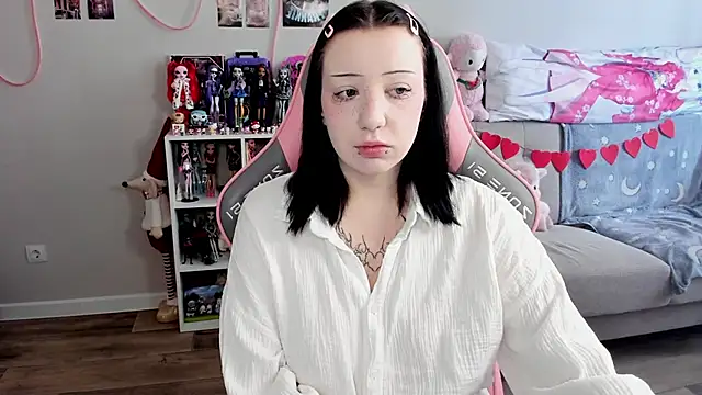 Snapshot of MollysLand chatting on 03/04/26, 08:31 MollysLand online show from 03/04/26, 08:31