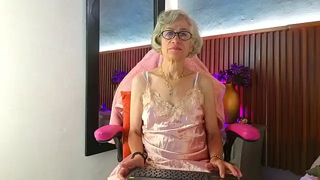 Snapshot of miss_monserrate01 chatting on 02/26/26, 01:43 miss monserrate01 online show from 02/26/26, 01:43