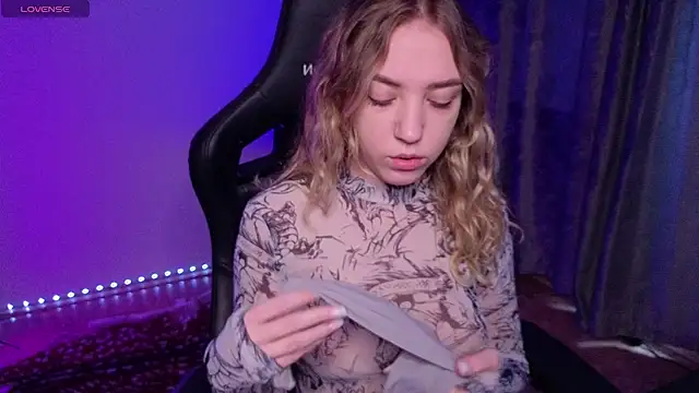 alice charm  online show from 02/23/26, 04:43