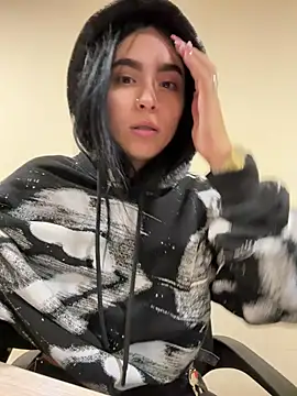 Sara Fernandez  online show from 03/05/26, 02:13