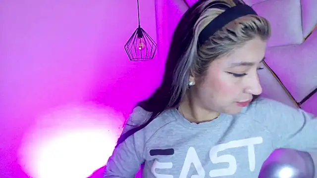 Dahiana Dmour  online show from 02/05/26, 12:21