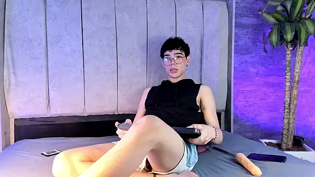 Snapshot of Elbombondelcircuit chatting on 02/26/26, 07:57 Elbombondelcircuit online show from 02/26/26, 07:57