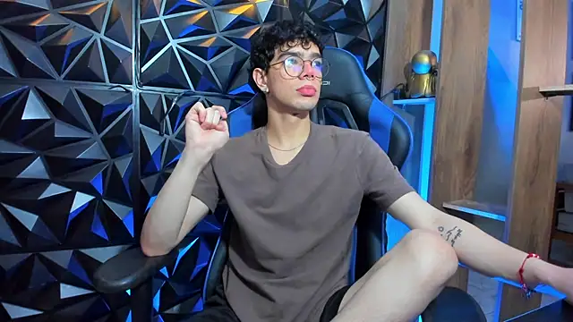 Snapshot of Elbombondelcircuit chatting on 03/04/26, 04:35 Elbombondelcircuit online show from 03/04/26, 04:35