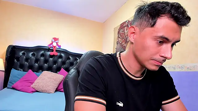 Snapshot of Mike_Conors chatting on 02/04/26, 01:33 Mike Conors online show from 02/04/26, 01:33