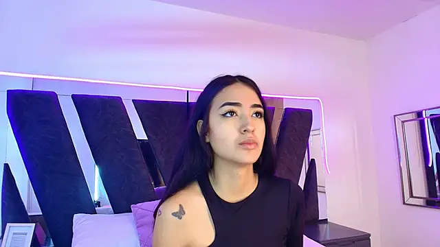 Snapshot of sophia_love__ chatting on 02/16/26, 02:02 sophia love online show from 02/16/26, 02:02