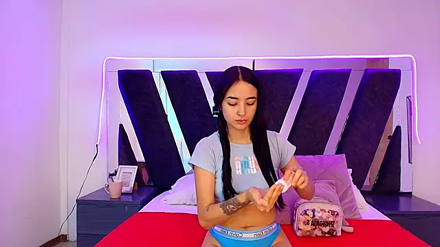 Snapshot of sophia_love__ chatting on 02/26/26, 02:05 sophia love online show from 02/26/26, 02:05