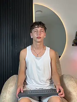 Snapshot of ARON_LUXX chatting on 02/04/26, 03:12 ARON LUXX online show from 02/04/26, 03:12