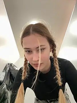 Snapshot of blonde_exe chatting on 02/25/26, 03:32 blonde exe online show from 02/25/26, 03:32