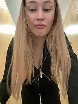 Snapshot of blonde_exe chatting on 04/23/26, 03:25 blonde exe online show from 04/23/26, 03:25
