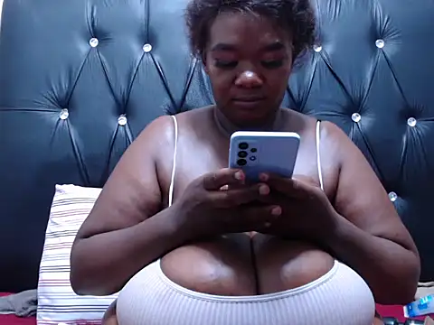 Snapshot of MissConniexxx chatting on 02/07/26, 02:04 MissConniexxx online show from 02/07/26, 02:04