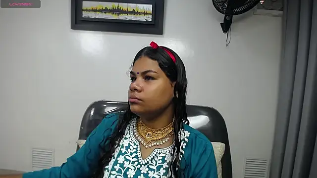 yaazhinii online show from 04/11/26, 11:36