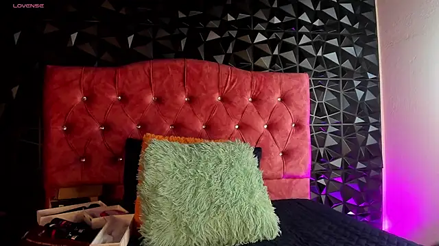 Snapshot of karenwild_1 chatting on 04/25/26, 01:08 karenwild 1 online show from 04/25/26, 01:08