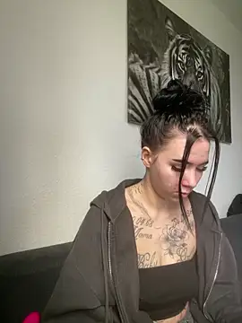 zoeelovee online show from 02/25/26, 07:51