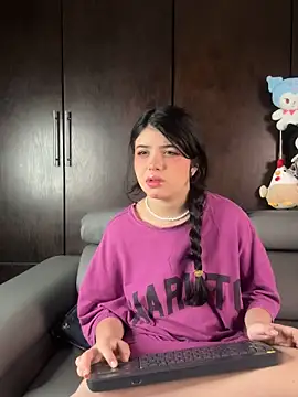 EmilyAndAndrew online show from 04/11/26, 05:01