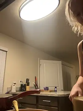 Snapshot of Marilynxo chatting on 02/16/26, 06:31 Marilynxo online show from 02/16/26, 06:31