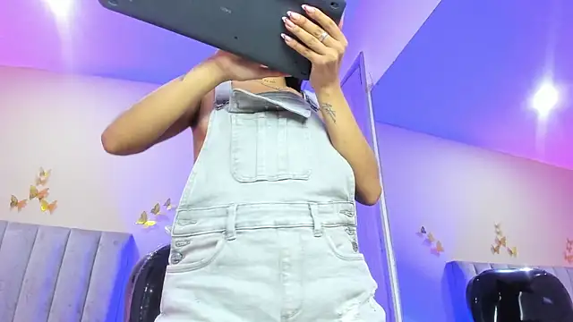 Snapshot of Emma_Hearts chatting on 02/21/26, 04:02 Emma Hearts online show from 02/21/26, 04:02