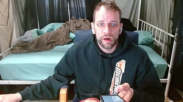 Snapshot of cguffey2284 chatting on 02/20/26, 07:14 cguffey2284 online show from 02/20/26, 07:14