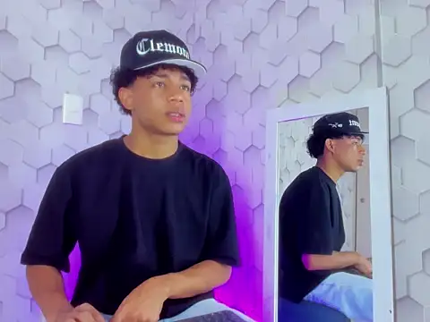 Snapshot of 777_dmz_ chatting on 02/10/26, 01:32 777 dmz online show from 02/10/26, 01:32