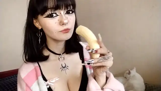 Snapshot of SmilingPatent chatting on 02/13/26, 01:07 SmilingPatent online show from 02/13/26, 01:07