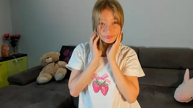Snapshot of Kiracute18 chatting on 06/22/26, 04:37 Kiracute18 online show from 06/22/26, 04:37