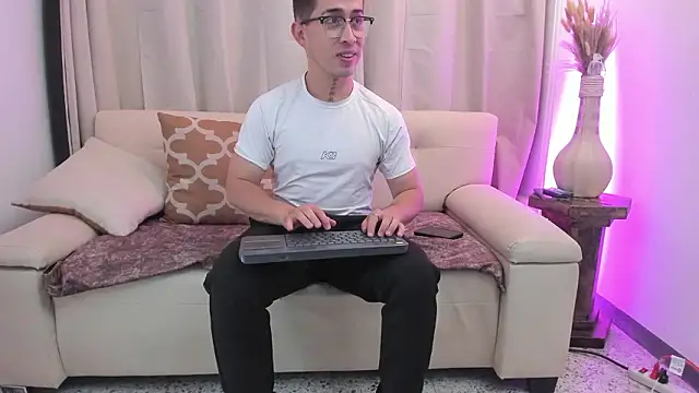 Snapshot of Tommas_Jhonson chatting on 02/17/26, 03:47 Tommas Jhonson online show from 02/17/26, 03:47