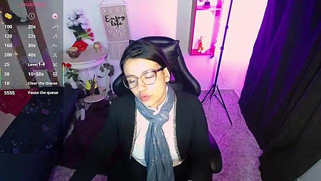 Snapshot of QueenRose94 chatting on 03/03/26, 04:02 QueenRose94 online show from 03/03/26, 04:02