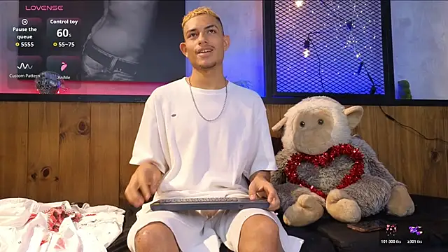 Snapshot of ItsZairen chatting on 02/15/26, 04:53 ItsZairen online show from 02/15/26, 04:53