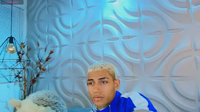 ItsZairen online show from 03/29/26, 03:17