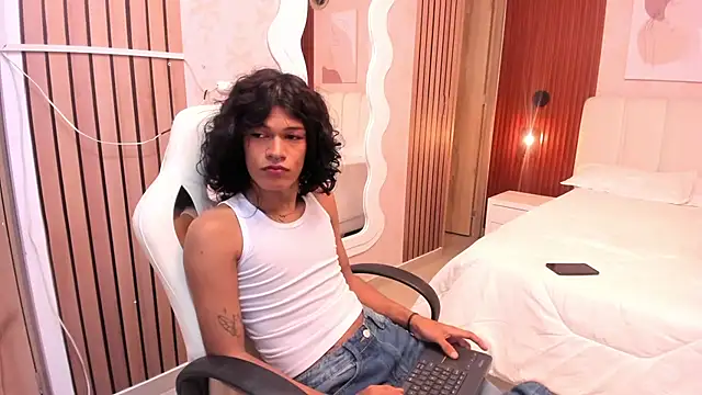 littlesweet18  online show from 02/15/26, 12:51