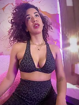 Woo isDaphne online show from 03/25/26, 11:00