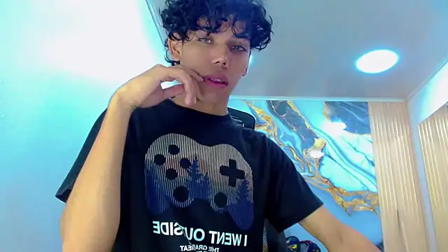 Snapshot of DaviidBuckx_ chatting on 02/19/26, 02:18 DaviidBuckx online show from 02/19/26, 02:18