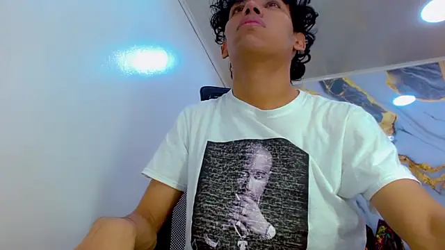 Snapshot of DaviidBuckx_ chatting on 02/21/26, 02:23 DaviidBuckx online show from 02/21/26, 02:23