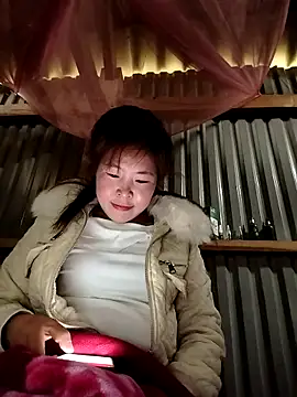 Snapshot of Yiyoongg chatting on 02/17/26, 02:08 Yiyoongg online show from 02/17/26, 02:08