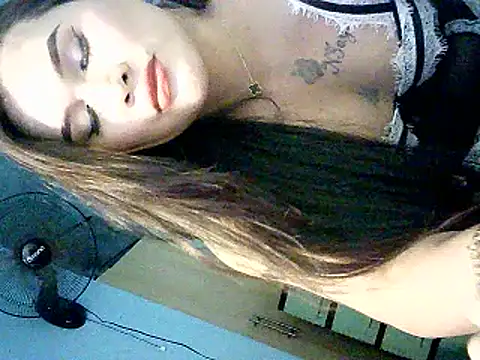 Snapshot of hollynicole chatting on 02/23/26, 07:50 hollynicole online show from 02/23/26, 07:50