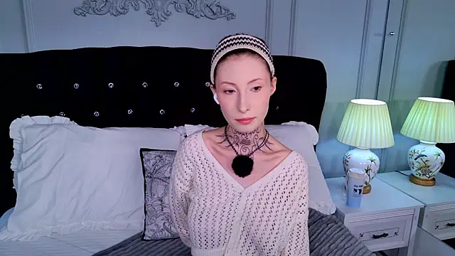 Snapshot of roxy_morrison_x chatting on 05/18/26, 04:07 roxy morrison x online show from 05/18/26, 04:07