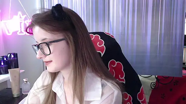 Snapshot of LunaXcherry chatting on 06/25/26, 04:44 LunaXcherry online show from 06/25/26, 04:44