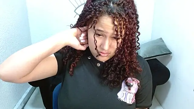 Snapshot of leilanewgirl chatting on 02/25/26, 01:10 leilanewgirl online show from 02/25/26, 01:10