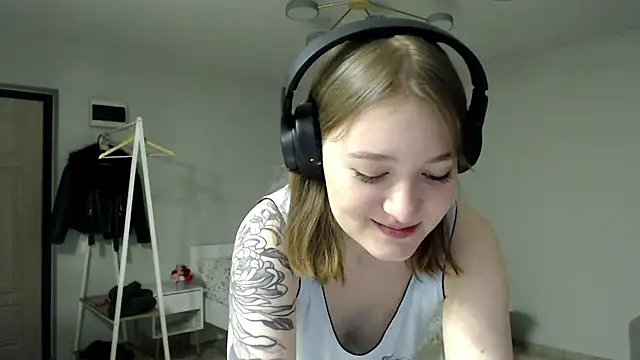 Snapshot of Mirrrra1 chatting on 02/16/26, 07:54 Mirrrra1 online show from 02/16/26, 07:54