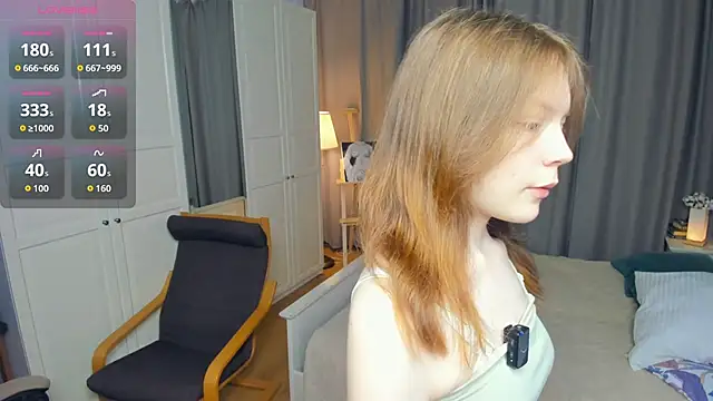 Snapshot of LavenderMitten chatting on 06/14/26, 05:42 LavenderMitten online show from 06/14/26, 05:42