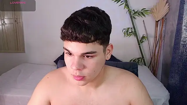 Snapshot of eithan_jonnes chatting on 02/14/26, 06:26 eithan jonnes online show from 02/14/26, 06:26