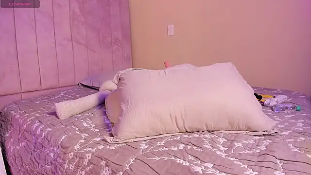 Ashley Beaomunt online show from 04/01/26, 01:41