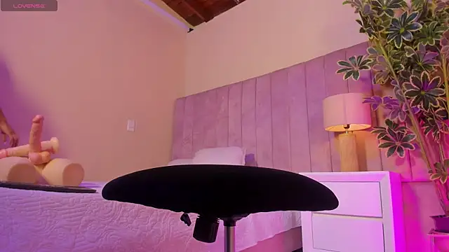 Ashley Beaomunt online show from 04/15/26, 11:17