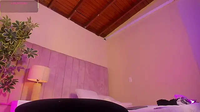 Ashley Beaomunt online show from 04/17/26, 11:13