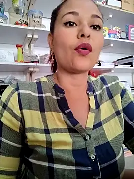 haffsa   online show from 05/25/26, 12:44