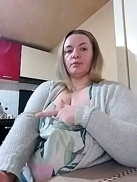 Snapshot of HotStepmommy4 chatting on 02/12/26, 10:05 HotStepmommy4 online show from 02/12/26, 10:05