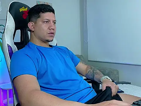 Snapshot of _robertobaggioo chatting on 02/13/26, 12:12 robertobaggioo online show from 02/13/26, 12:12